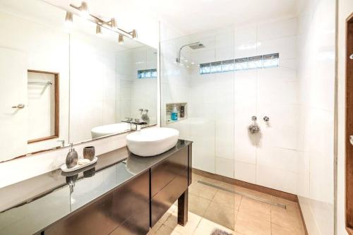 墨尔本Charming Home Near Melbourne Airport & CBD的白色的浴室设有水槽和镜子
