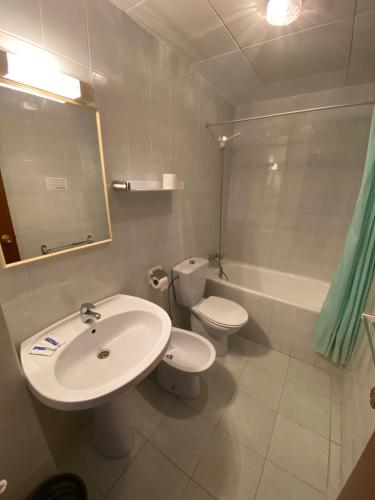 桑特佩尔佩斯卡多尔Hotel El Pescador的浴室配有盥洗盆、卫生间和浴缸。