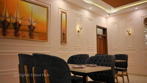 卡拉奇Ambassador Hotel Clifton的一间会议室,配有桌椅