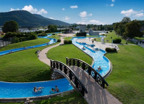 卡特兹奥布萨维Camp Terme Čatež的公园里的一组水滑梯