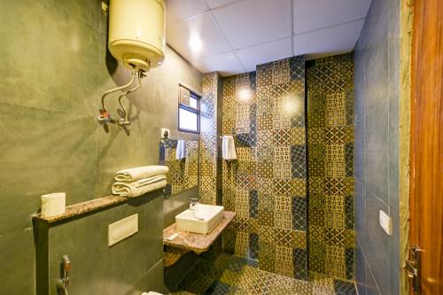 新德里Presedent Airport Hotel Near Delhi International Airport的一间带水槽和淋浴的浴室
