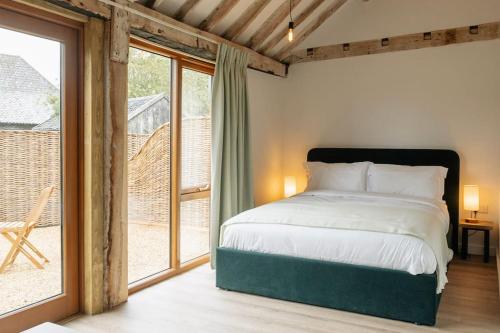 贝克尔斯4 Henham Barns的一间卧室设有一张床和一个大窗户