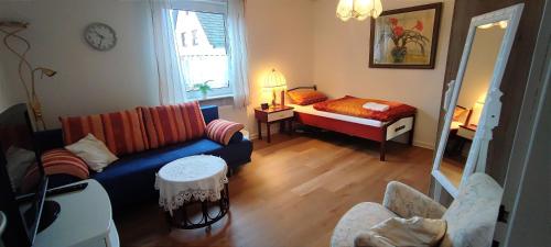 施泰因哈根Haus am Park的客厅配有沙发和1张床