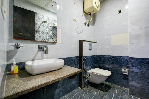 新德里Hotel Seven Inns Qubic Near Delhi Airport的一间带水槽和卫生间的浴室