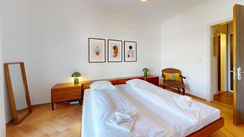 巴塞尔Unique Serviced Living @ Wettstein Turnerstrasse的白色卧室配有床和书桌