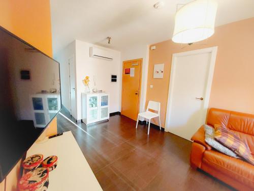 穆尔西亚Alojamiento Dream en Murcia centro的客厅配有橙色沙发和桌子