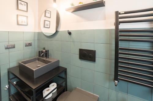 朱利亚诺瓦Casalmare Giulianova Levante - Ponente的一间带水槽和卫生间的浴室