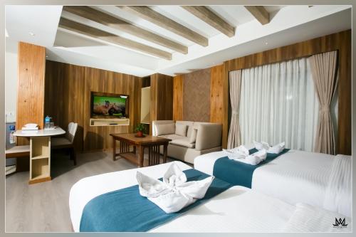 加德满都Hotel Maya Boutique and Apartment, Thamel的酒店客房,设有两张床和一张沙发