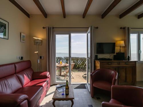 克拉斯卡诺特Holiday Home Les Roches - LPU 103 by Interhome的客厅设有沙发和美景桌子