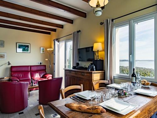 克拉斯卡诺特Holiday Home Les Roches - LPU 103 by Interhome的一间带桌子和沙发的用餐室