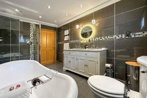 格伦科Outlander Glencoe at Creag an-t Sionnaich的带浴缸、卫生间和盥洗盆的浴室