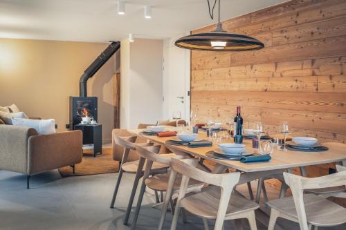 蒙乃第耶-勒潘Alliey & Spa Piscine Appart-hôtel Serre chevalier的一间带桌椅的用餐室