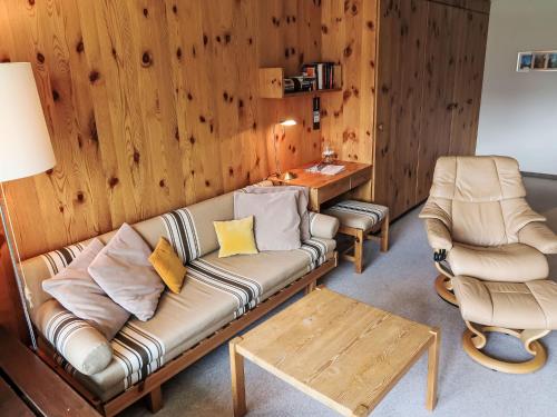 迪森蒂斯Apartment Utoring Acletta-54 by Interhome的客厅配有沙发和两把椅子