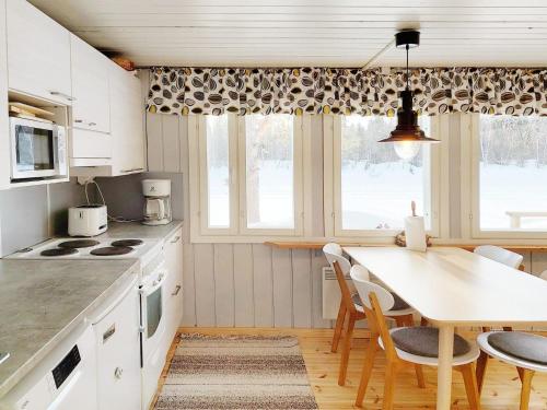 KöngäsHoliday Home Mukan maja by Interhome的一间带桌椅的厨房和一间用餐室