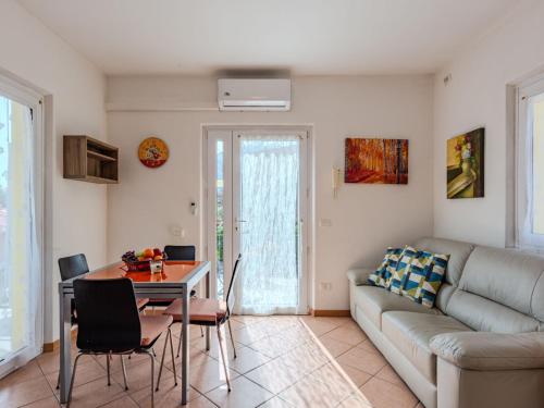 赫拉弗多纳Apartment Pieve by Interhome的客厅配有沙发和桌子