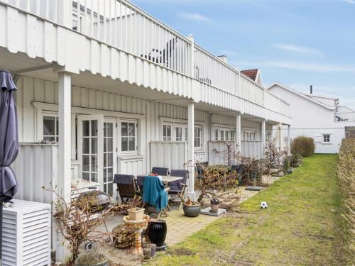 勒维Apartment Galia - 2km from the sea in Sealand by Interhome的院子里一排带椅子和植物的房屋