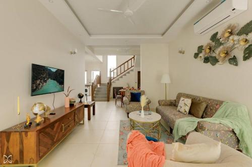 VerlaRa-3Bed Villa W/PVTpool in Assagao by Masaya Stays的带沙发和电视的客厅