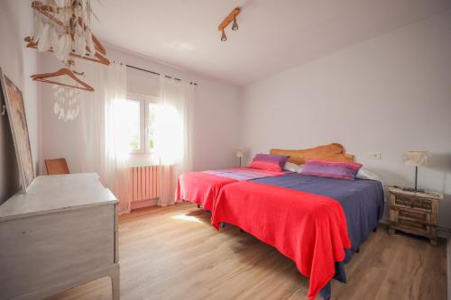 拉弗兰卡Maria La Franca的一间卧室配有两张红色和蓝色床单
