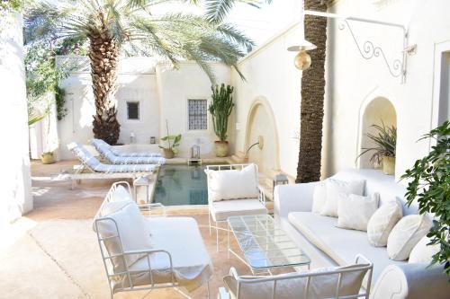 伊里德Dar Shams的一个带白色家具的庭院和一个游泳池