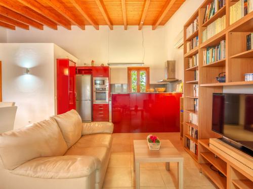 阿尔库迪亚Holiday Home Can Caragoli by Interhome的带沙发和红色橱柜的客厅