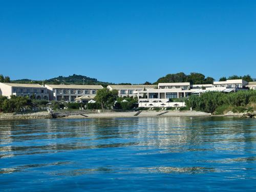 查加基恩Atlantica Eleon Grand Resort的享有河流的景色,建筑背景