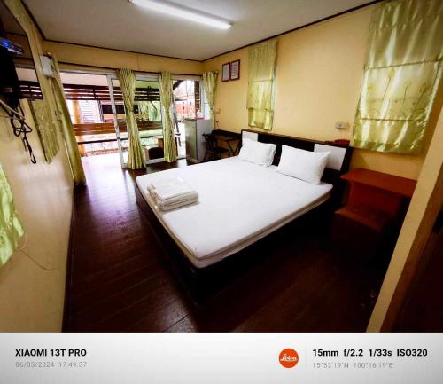 Ban Khlong Ngiuโรงแรมดีเทล的一间卧室配有带白色床单和枕头的床。