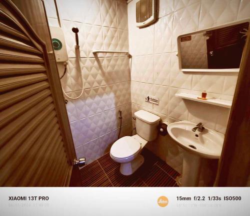 Ban Khlong Ngiuโรงแรมดีเทล的一间带卫生间和水槽的小浴室
