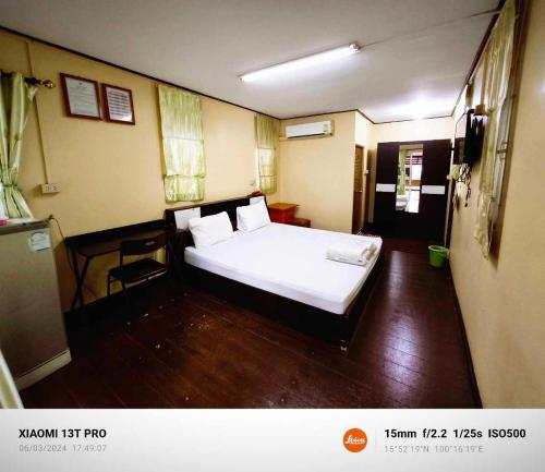 Ban Khlong Ngiuโรงแรมดีเทล的卧室配有白色的床