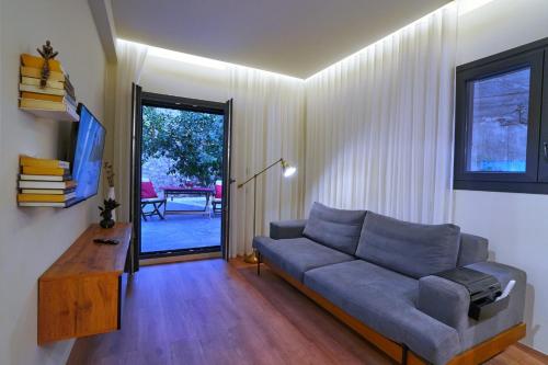 雅典P Faliro Riviera Suite的带沙发和电视的客厅