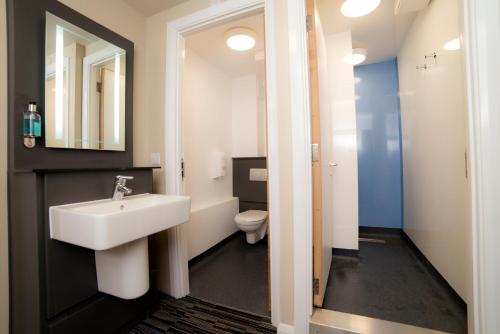 剑桥YHA剑桥酒店的一间带水槽和卫生间的浴室