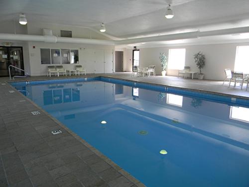 WetmoreBoarders Inn & Suites by Cobblestone Hotels - Munising的大楼内一个蓝色的大型游泳池