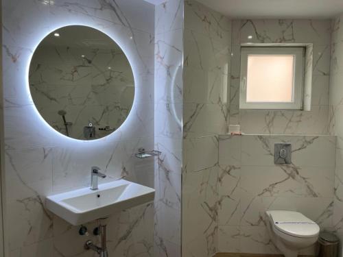 索非亚Hotel Rotasar的一间带水槽和镜子的浴室