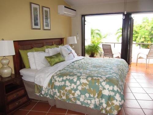 里奥格兰德Holiday Home at Rio Mar的一间带大床的卧室和一个阳台