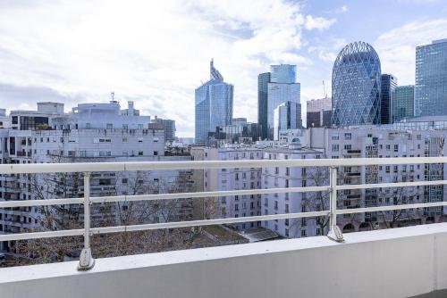 库尔布瓦生命之星公寓式酒店的阳台享有城市天际线的景致。