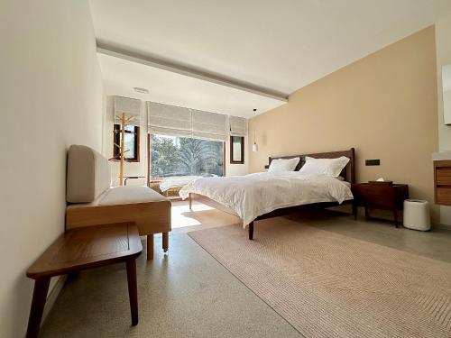 杭州Xianqingshan Homestay的一间卧室设有一张大床和一个窗户。