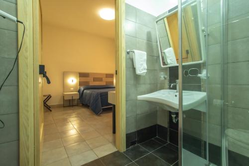 兰佩杜萨Hotel Nautic的一间带水槽和淋浴的浴室