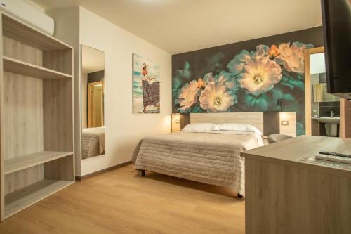 兰佩杜萨Hotel Nautic的一间卧室配有一张床,并装饰有鲜花