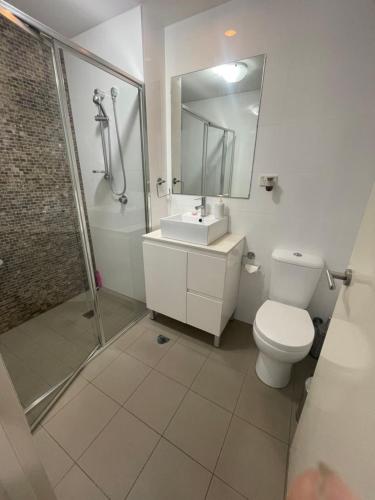 悉尼Ocean view 2 Bedroom apartment的浴室配有卫生间、淋浴和盥洗盆。