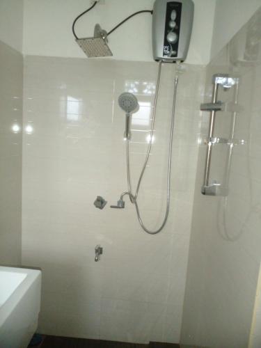 卡卢特勒Ananthaya -the infinity的带淋浴喷头的浴室