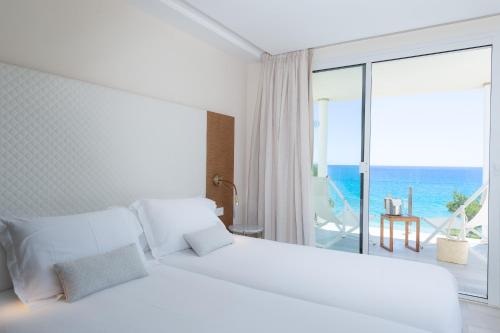 坎亚梅尔梅尔比奇Spa酒店 - 仅限成人的一间卧室设有一张床,享有海景