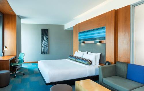 阿布扎比阿布扎比雅乐轩酒店的酒店客房,配有床和沙发
