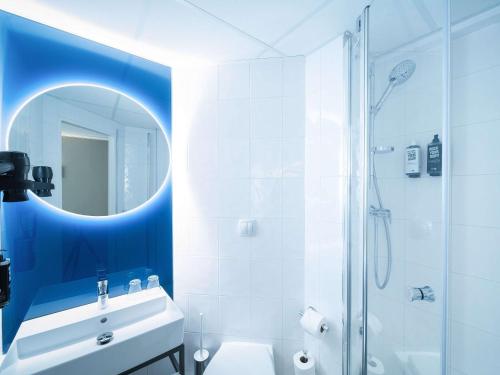 布拉格宜必思普拉哈文策斯劳斯广场酒店的浴室配有盥洗盆和带镜子的淋浴
