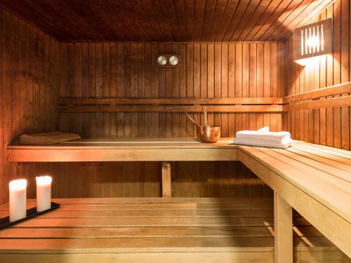 卡尔帕奇卡尔帕奇斯卡尔尼美居酒店的木制桑拿,里面设有长凳和碗