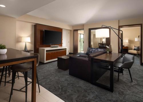 萨克拉门托萨克拉门托凯悦丽景酒店的带沙发和电视的客厅