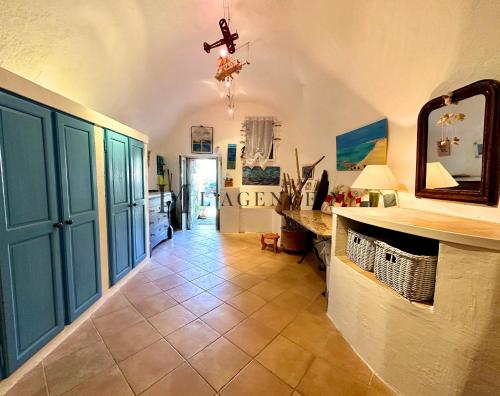 阿尔加约拉Maison de village typique bord de mer的一间铺有瓷砖地板的起居室和走廊