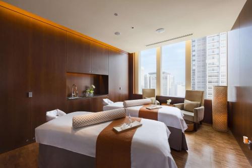 东京东京凯悦酒店的酒店客房,配有两张床和椅子