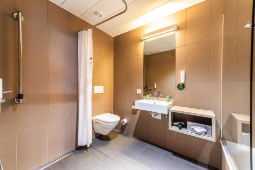 洛桑B&B HOTEL Lausanne Crissier的一间带卫生间和水槽的浴室