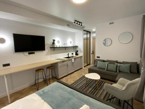 德鲁斯基宁凯Salt Garden Apartments的带沙发和电视的客厅
