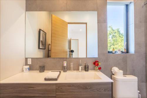 洛杉矶North Vista by AvantStay West Hollywood的一间带水槽和镜子的浴室