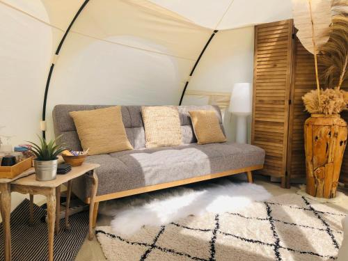 贝拉克尔Glamping -Logie Moonlight的带沙发的客厅(位于帐篷内)